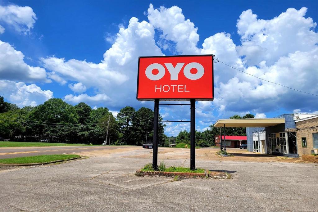 motelbord voor een benzinestation bij OYO Hotel Holly Springs MS in Holly Springs
