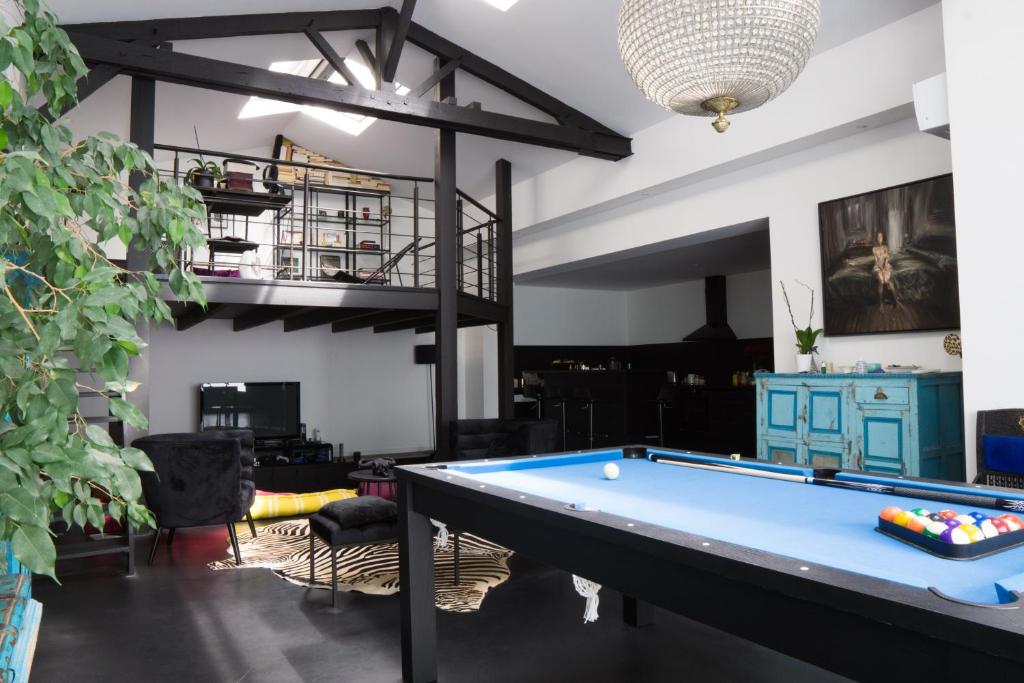 Biliardový stôl v ubytovaní EXIGEHOME-Magnifique Loft à 15 minutes de Paris