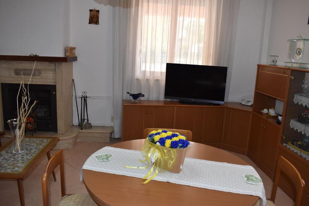 Casa Vacanze da Paola في Colli a Volturno: غرفة معيشة مع طاولة وتلفزيون