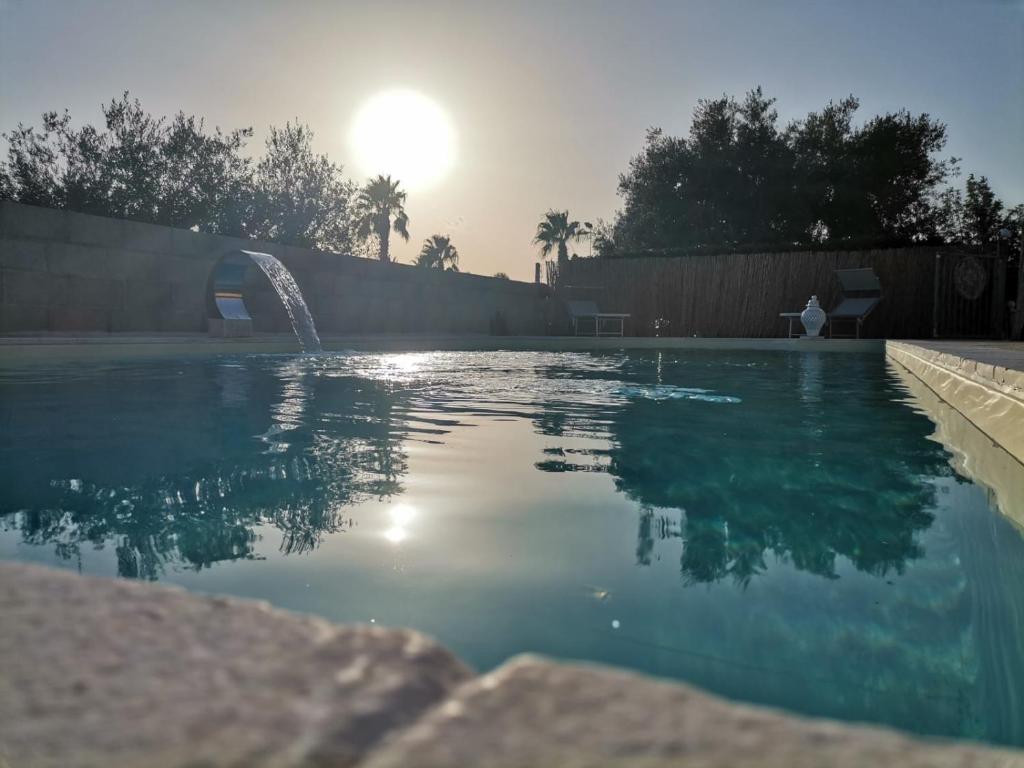 una piscina con fontana in un cortile di B&B CASA NISI a Villa Castelli