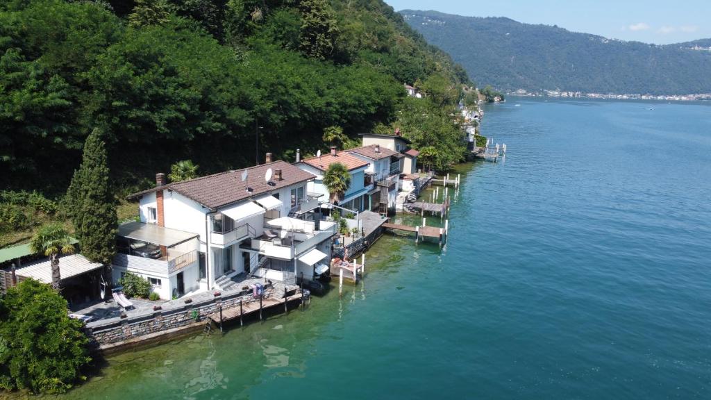 una vista aérea de una casa sobre el agua en Casa Isabella, en Riva San Vitale