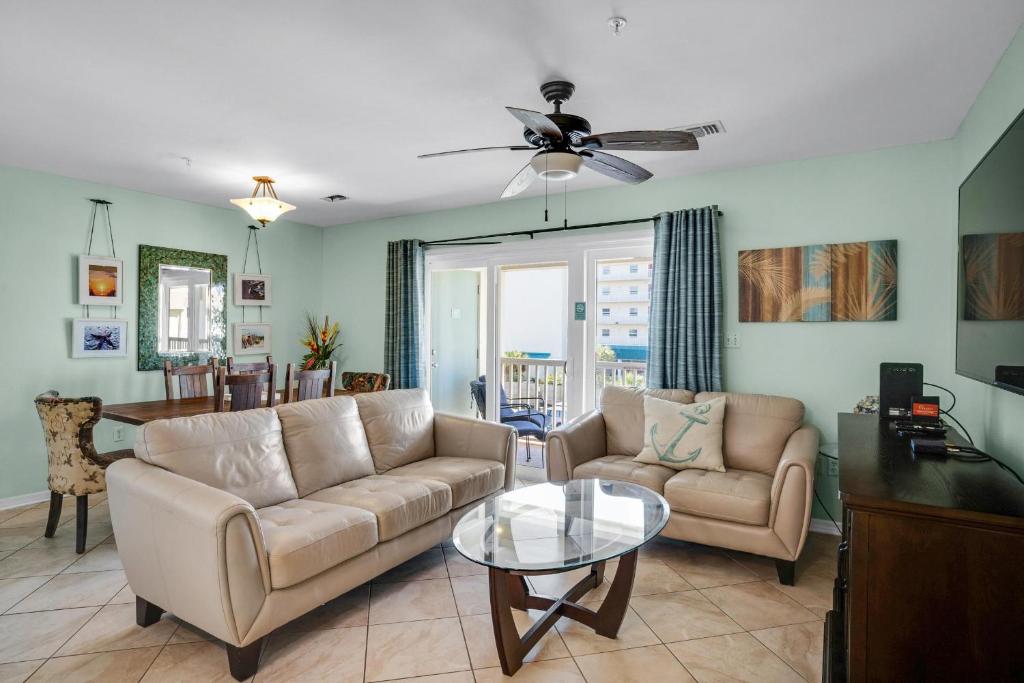 un soggiorno con divano e tavolo di St Martin Beachwalk Villas 432 a Destin
