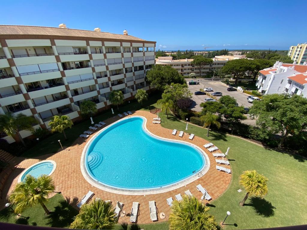 una vista aérea de una piscina frente a un edificio en Vilamoura Avelãs Ocean View Apartment, en Vilamoura