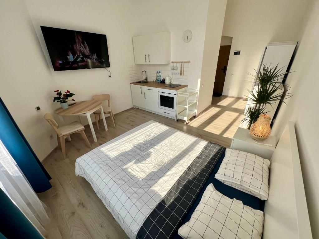 sala de estar con cama y cocina en White Apartments, en Katowice