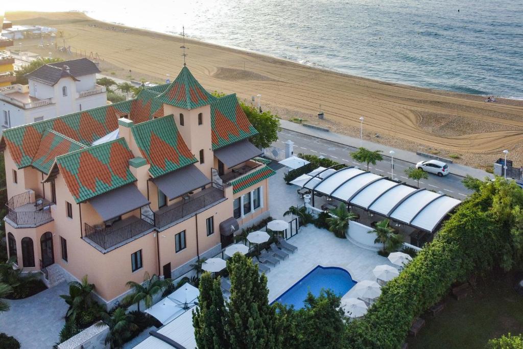 een luchtzicht op een huis naast het strand bij AB BOUTIQUE HOTEL - Adults only in Sant Vicenç de Montalt