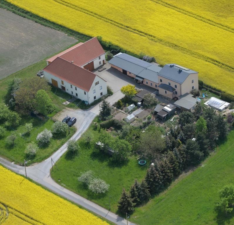 una vista aerea di una casa e di un cortile di Gästehaus Schirner a Niederau