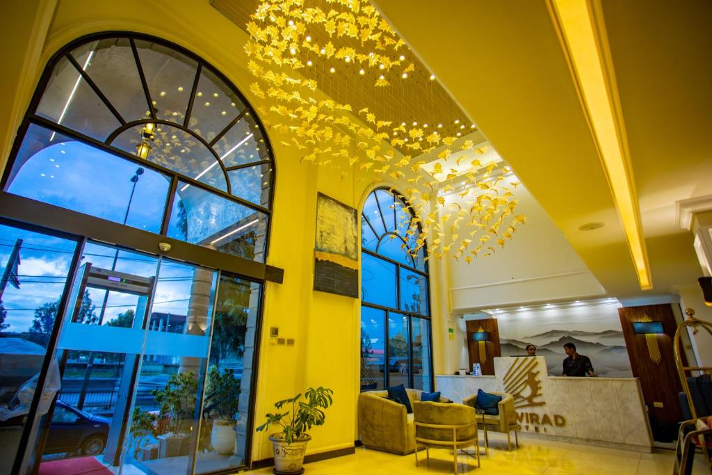 Un vestíbulo de una tienda con ventanas y una lámpara de araña. en Sowirad hotel, en Addis Ababa