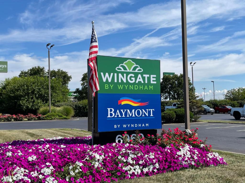 una señal para la entrada a un winnieville por wighamatown Baymont en Baymont by Wyndham Dayton North en Dayton