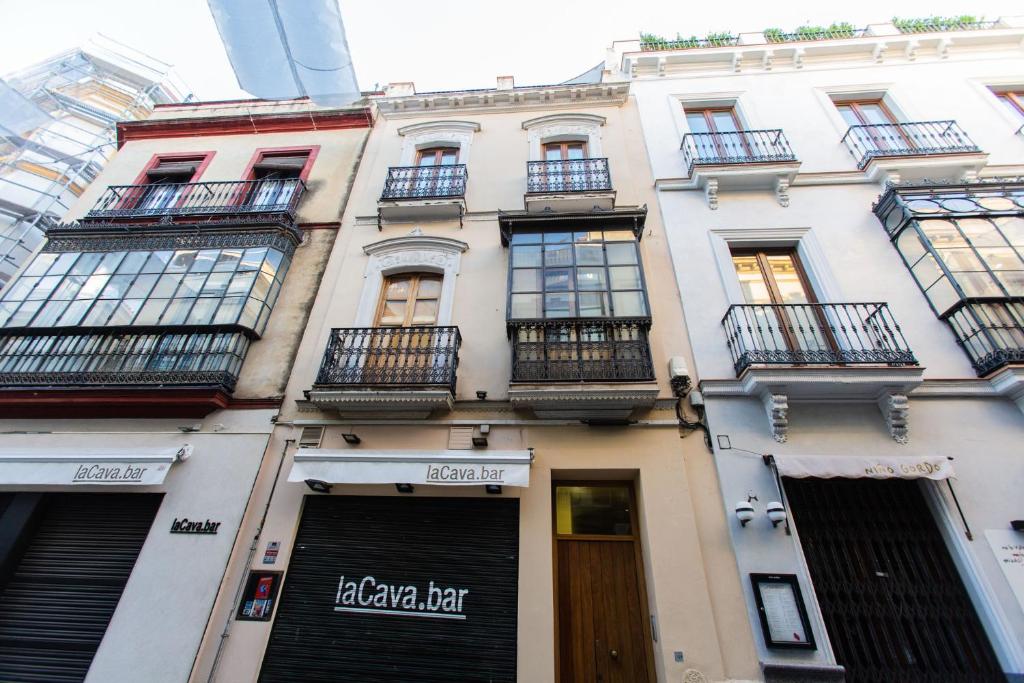 d'un grand bâtiment blanc avec balcon. dans l'établissement HERNANDO Colon 12, à Séville