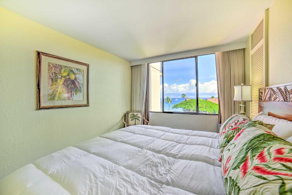 Postel nebo postele na pokoji v ubytování Cute Beachfront Condo with Lanai and Resort Pools