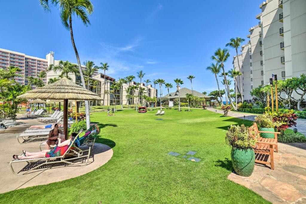 Zahrada ubytování Cute Beachfront Condo with Lanai and Resort Pools