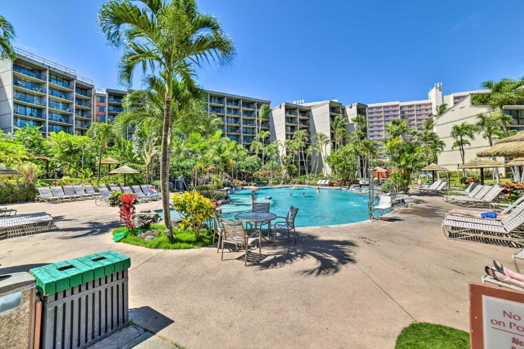 Bazén v ubytování Cute Beachfront Condo with Lanai and Resort Pools nebo v jeho okolí