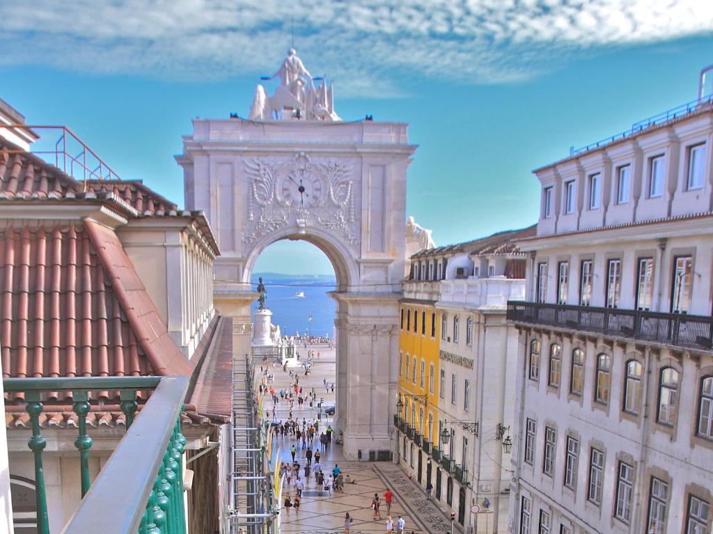 リスボンにあるユニーク デザイン アパートメンツの市街中のアーチの眺め