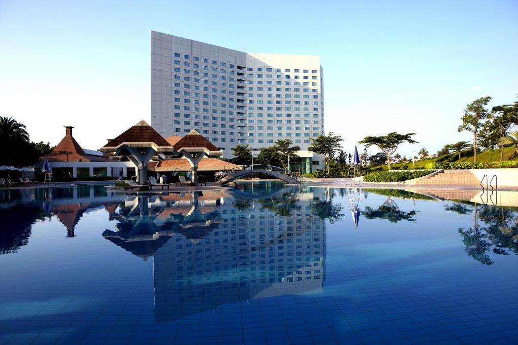 einem großen Wasserbecken vor einem Gebäude in der Unterkunft Parkview Hotels & Resorts in Hualien