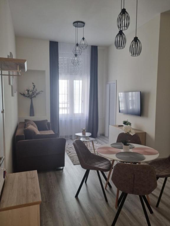 TV a/nebo společenská místnost v ubytování Eden City Home