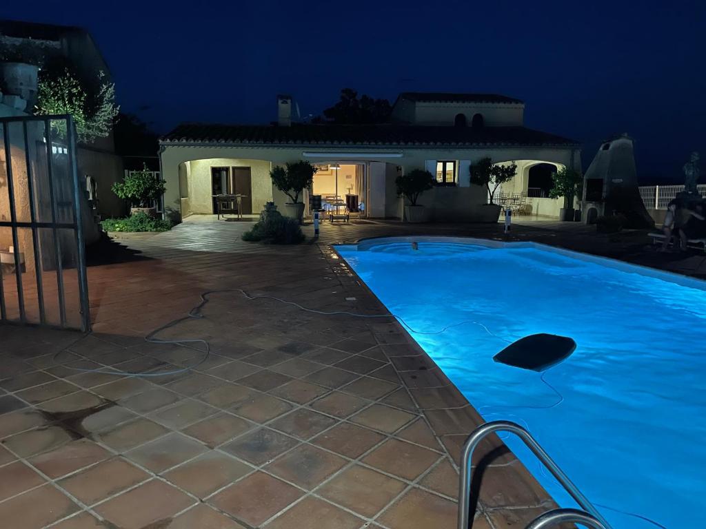 Bazén v ubytování Villa Lazuel, piscine privée chauffée, vue panoramique et jardin clos nebo v jeho okolí