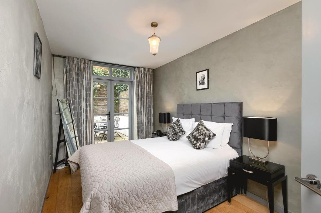 PenthouseStays nr Notting Hill Luxury 2 Bedroom King Bed Apartment