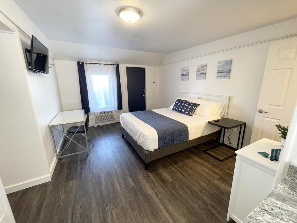 Giường trong phòng chung tại Anchor Bay Inn and Suites