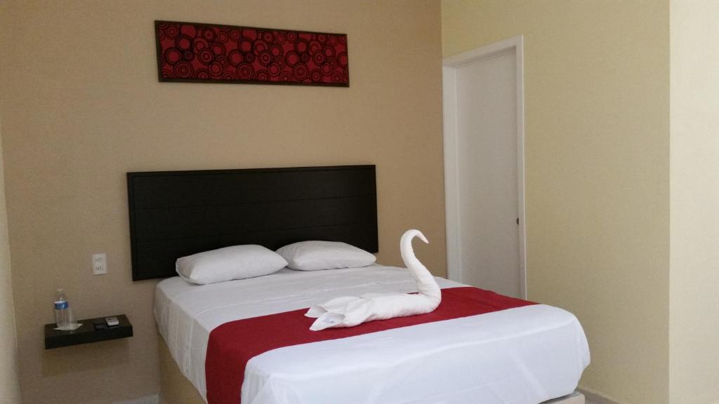 um cisne branco sentado em cima de uma cama em HOTEL SAN JOSE em Balancán de Domínguez