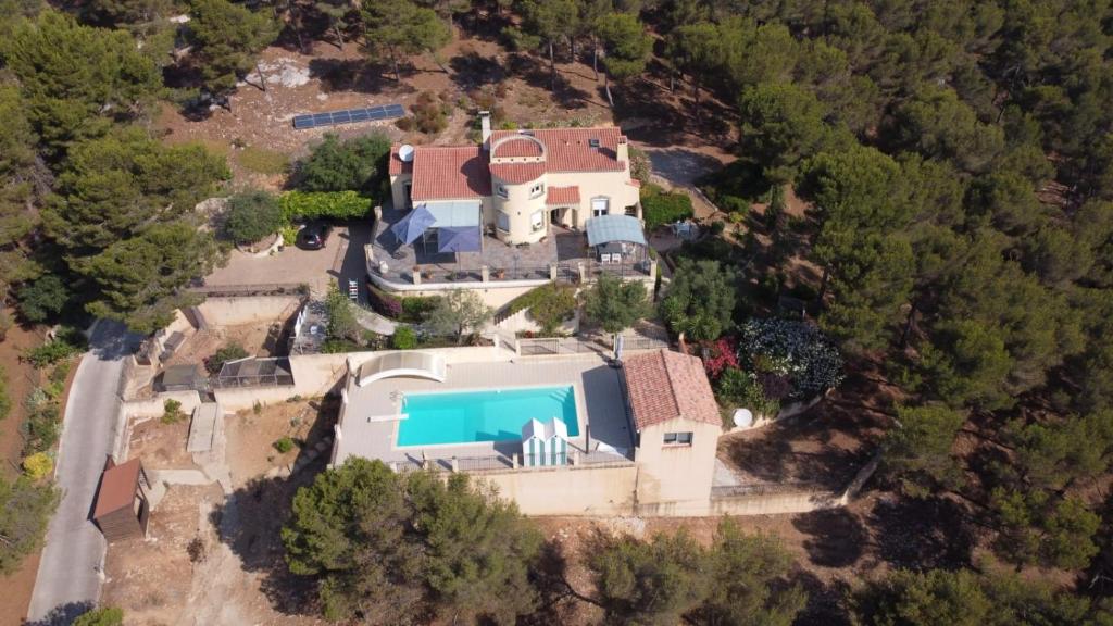an aerial view of a house with a swimming pool at Villa Violette in Ensuès-la-Redonne