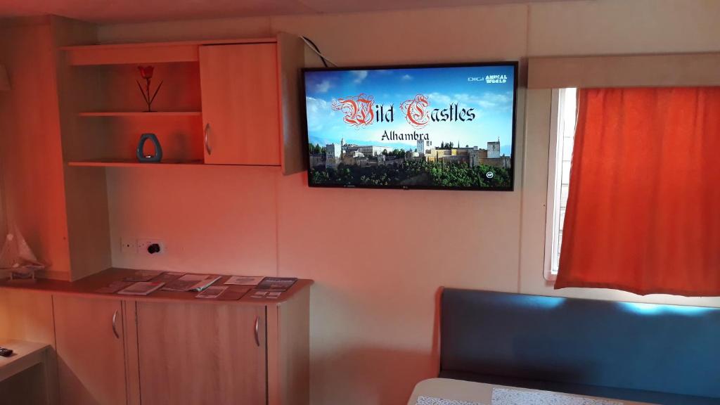 Televízia a/alebo spoločenská miestnosť v ubytovaní Zimmerferi Apartman Keszthely