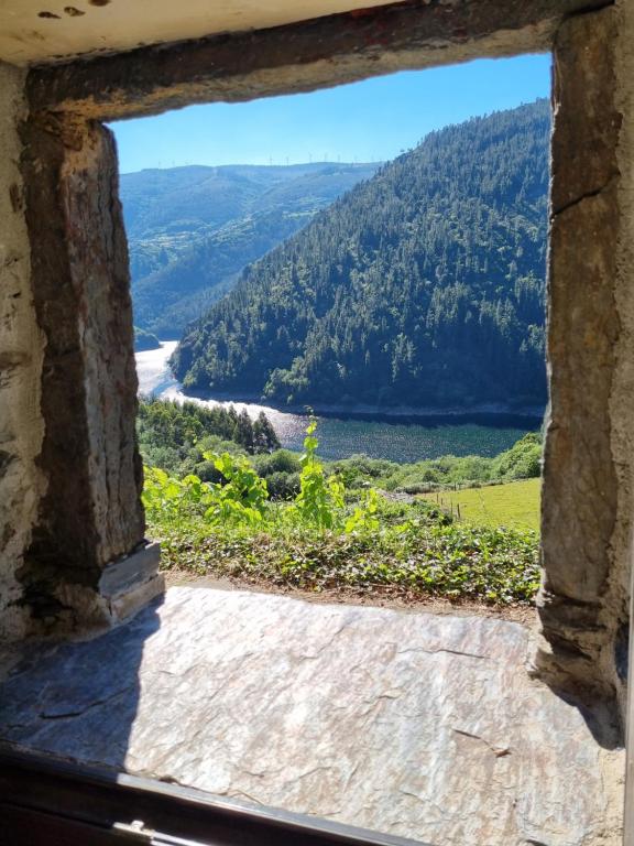 una ventana con vistas al río desde una montaña en Casa Satya, 