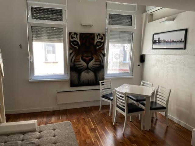 uma sala de jantar com uma mesa e uma imagem de um tigre em CITY CENTER DUPLEX em Belgrado