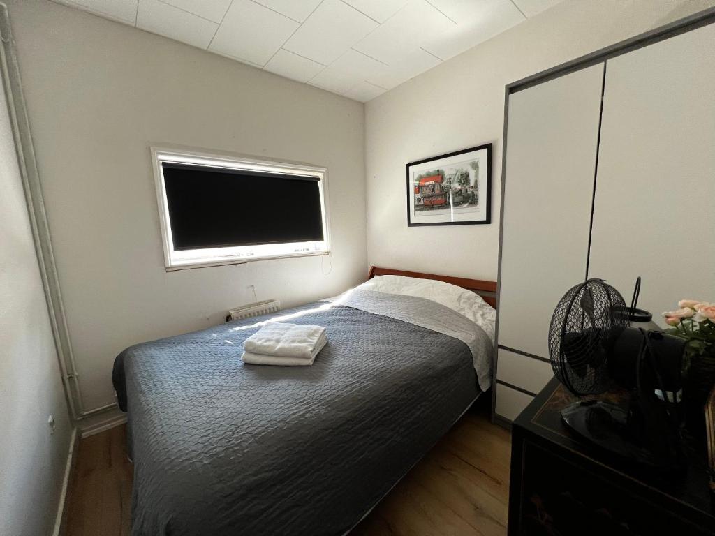 Cozy Room in the heart of Rødby! 5km from Femern & Puttgarden! tesisinde bir odada yatak veya yataklar