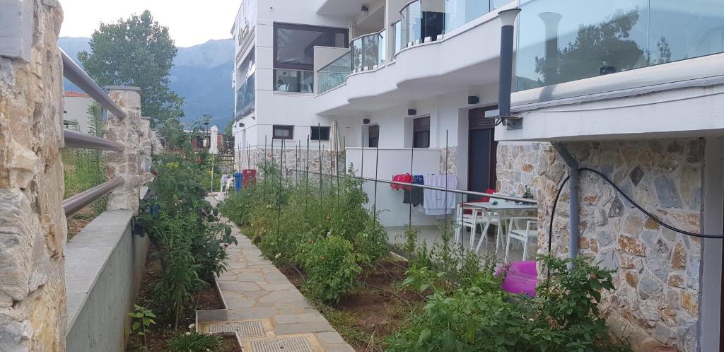 Vonkajšia záhrada v ubytovaní Hatzoudis Luxury Suites