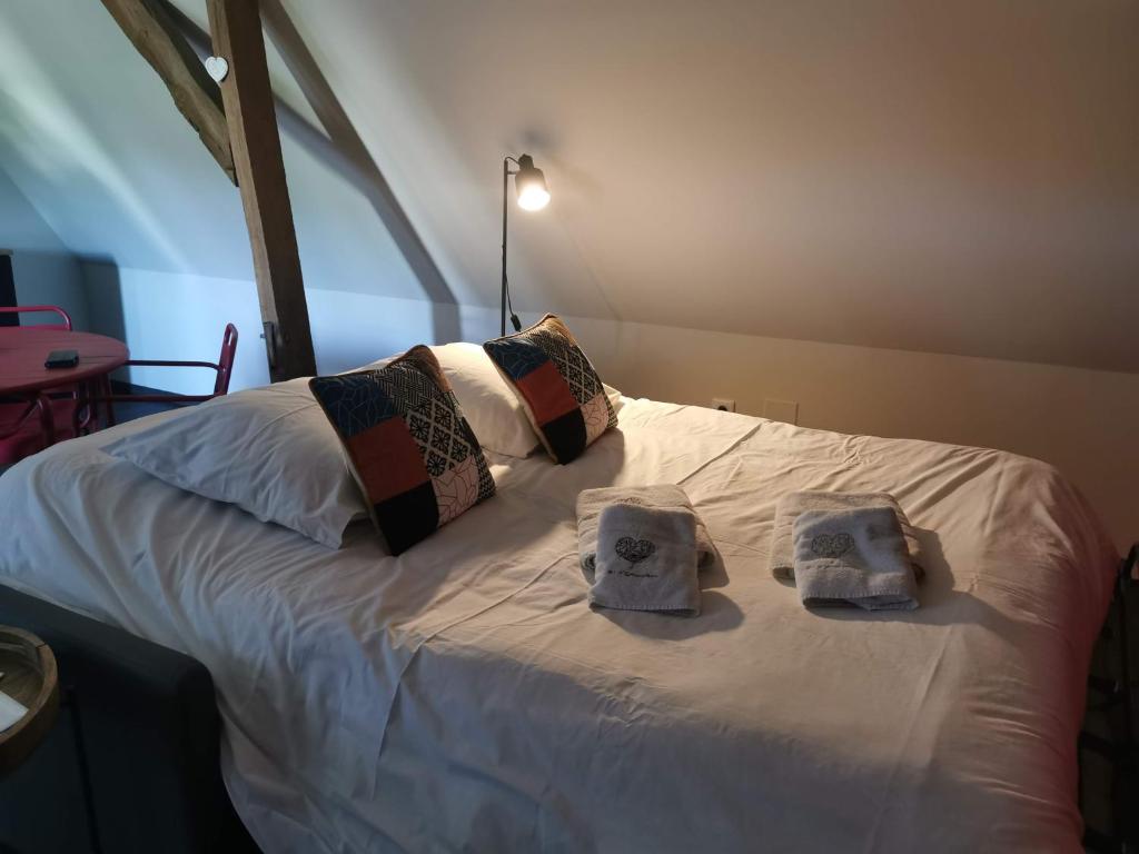 Un pat sau paturi într-o cameră la LA CACHETTE ( de Kirrwiller )