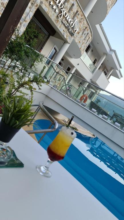 Nápoje v ubytovaní Hatzoudis Luxury Suites