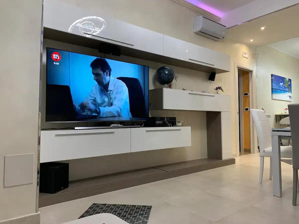  Il comprend un salon doté d'une télévision murale à écran plat. dans l'établissement Luxury House Gioiosa, à Gioiosa Marea