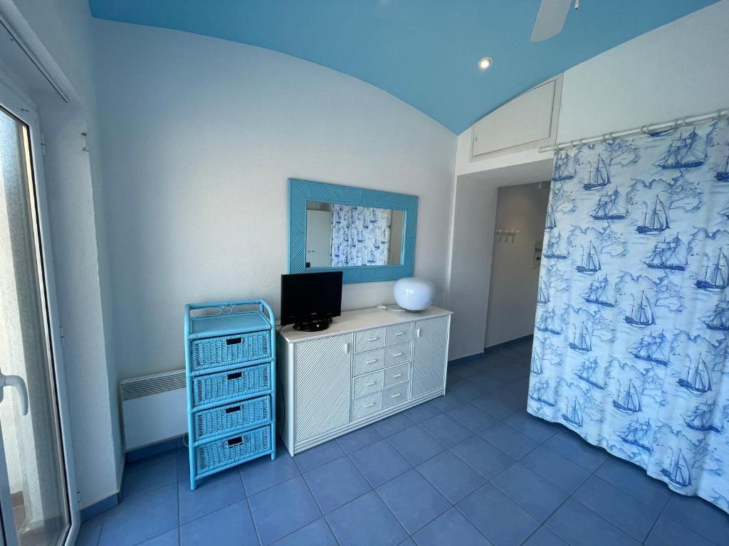 Televízia a/alebo spoločenská miestnosť v ubytovaní Apartment in Cap Sa Sal