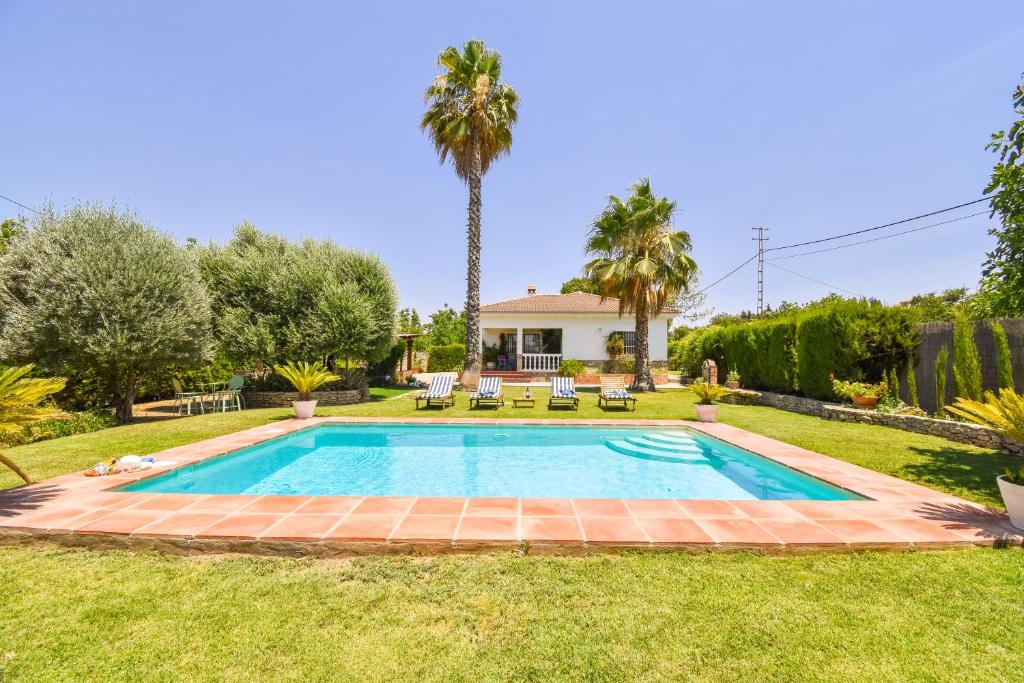 einen Pool im Hinterhof eines Hauses in der Unterkunft Casa Jazmín in Arriate