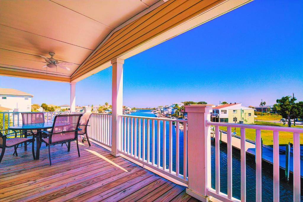 a porch with a table and chairs and the water at Gulf Sunset View on Deep Water Canal minutes from Weeki Wachee Springs in Hernando Beach