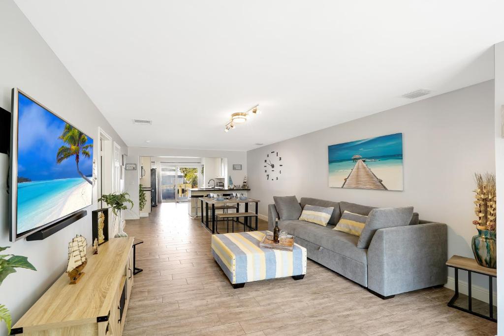 sala de estar con sofá y mesa en Waterfront Fll&beaches, Bbq, Kayaks, Canoe, en Dania Beach