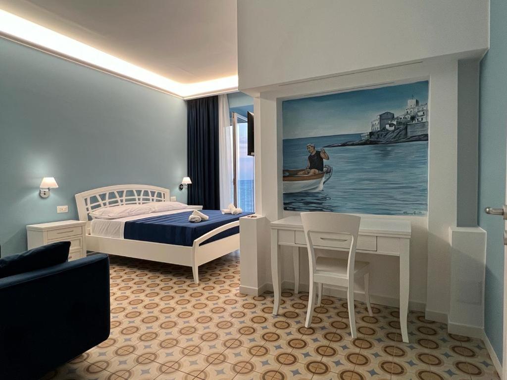 una camera con un letto e un dipinto di una barca di Antica dimora del mare - Luxury suite a Diamante