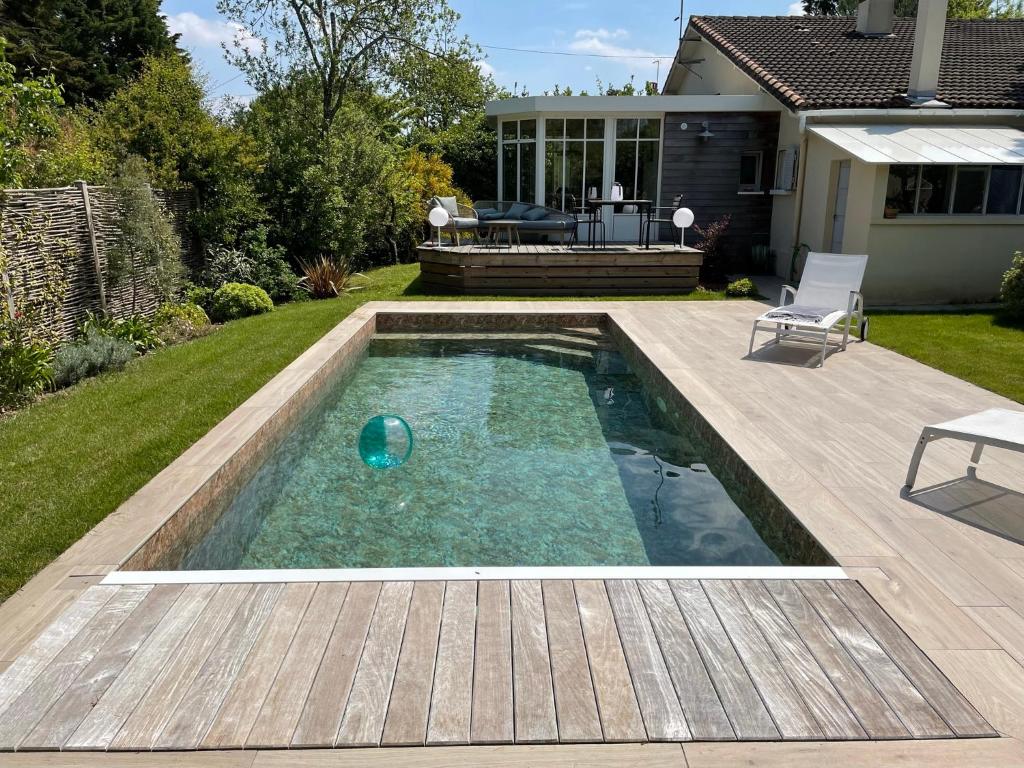 Bazén v ubytování Maison familiale- jardin & piscine-600m plage nebo v jeho okolí