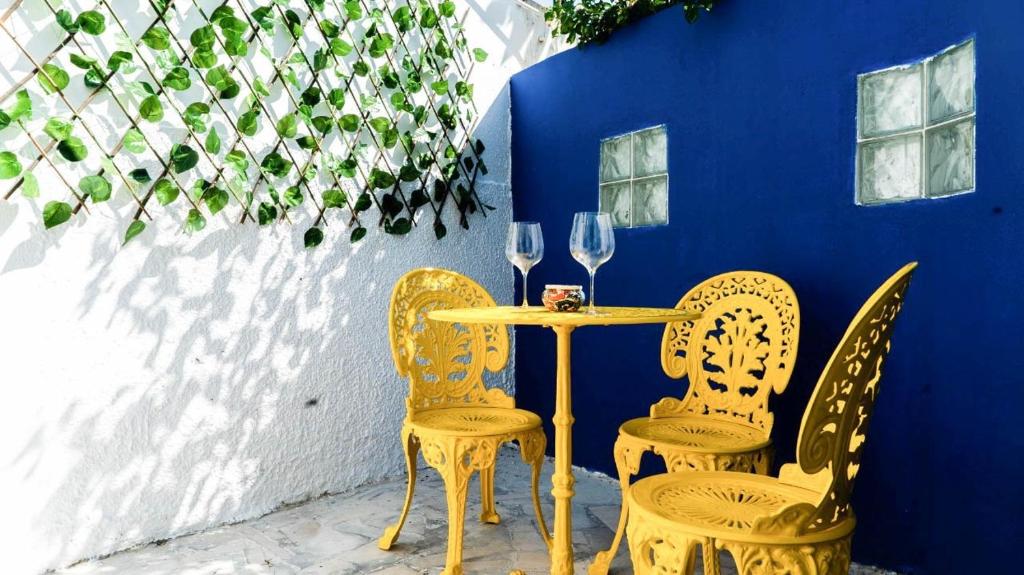 een tafel met twee stoelen en twee glazen wijn bij Le Majorelle de Carthage in Le Kram