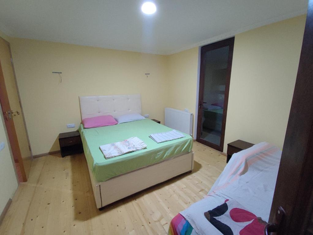 Postel nebo postele na pokoji v ubytování Valdi Guest Shekvetili