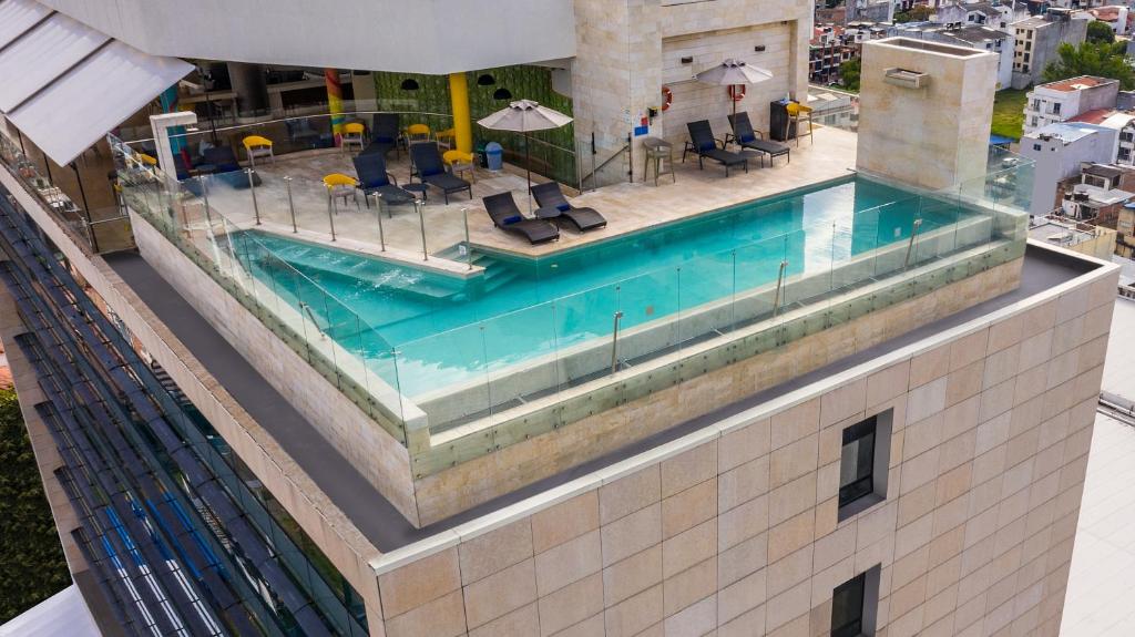 uma vista superior de uma piscina num edifício em Sonesta Hotel Ibagué em Ibagué