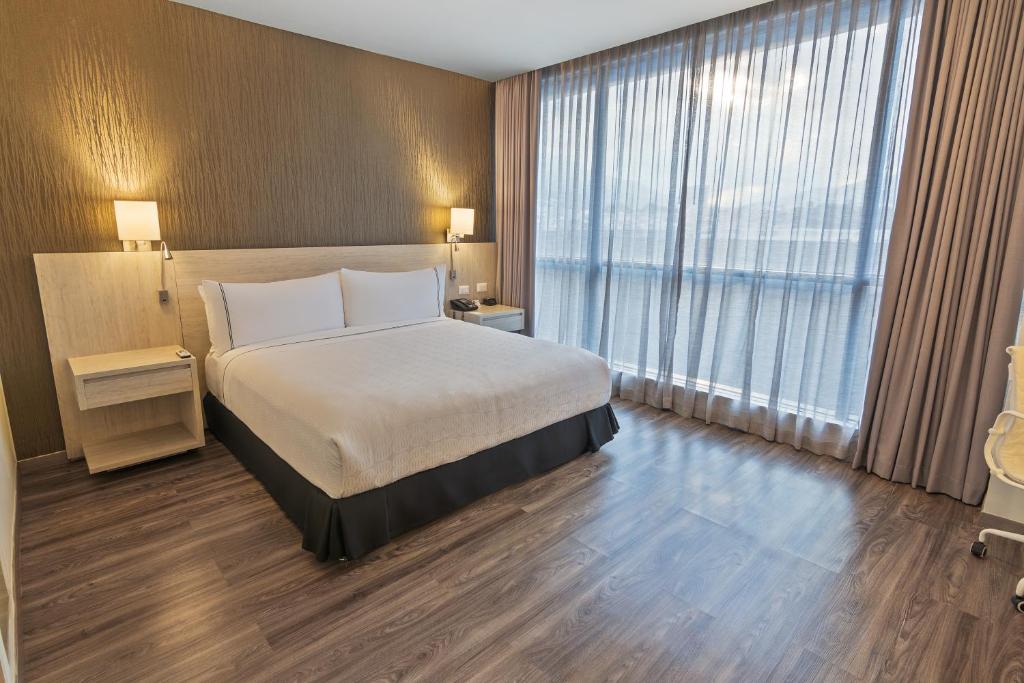 Postel nebo postele na pokoji v ubytování Sonesta Hotel Ibagué