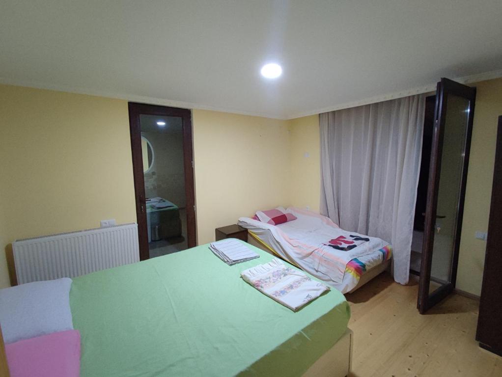 Postel nebo postele na pokoji v ubytování Valdi Guest Shekvetili