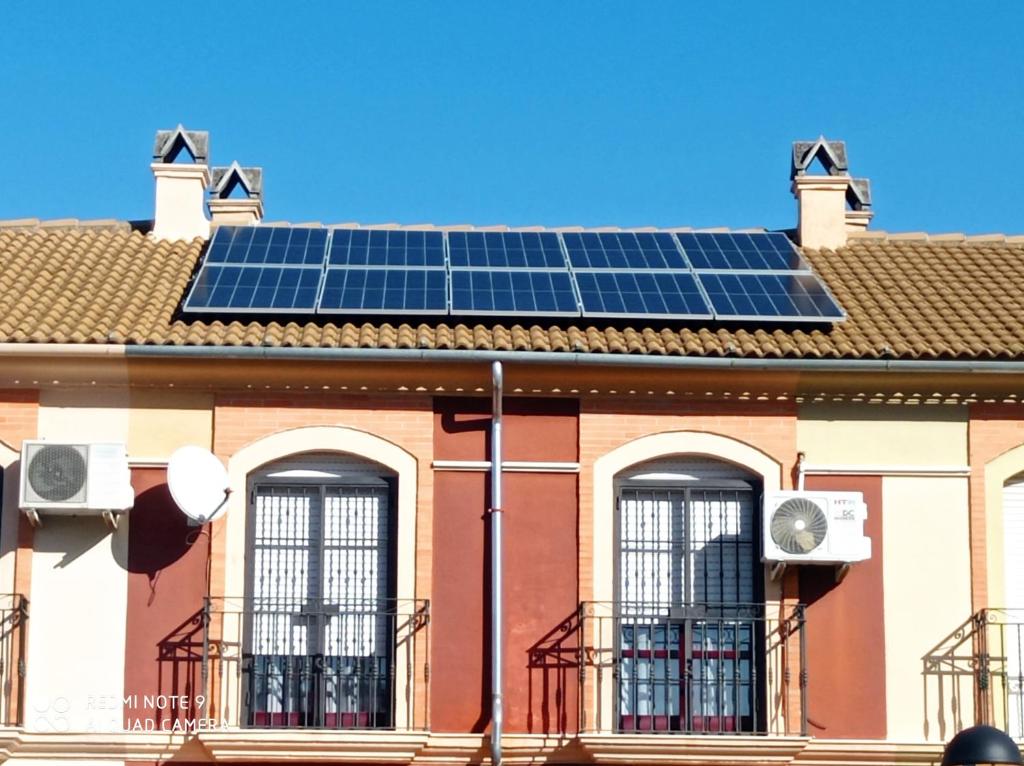 un edificio con paneles solares en el techo en La Aracelitana, en Lucena