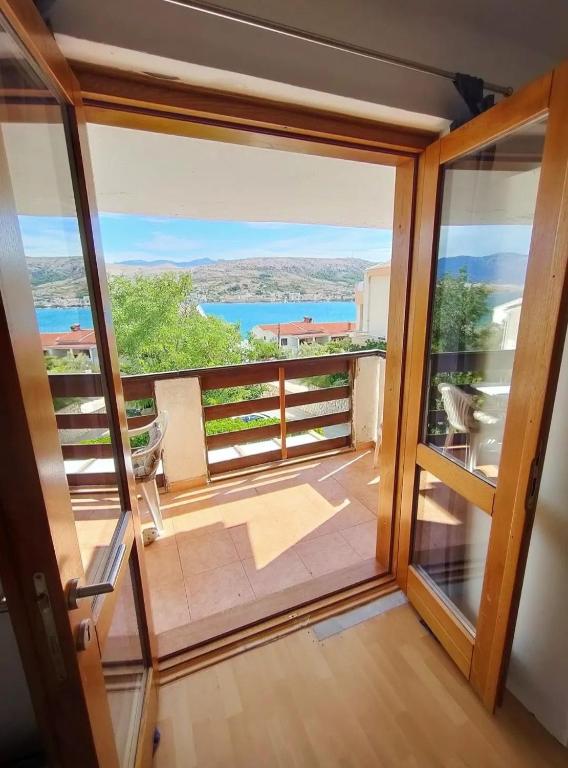 widok z balkonu domu w obiekcie Studio-app Iva, balcony with sea view - 50 m from beach w mieście Pag