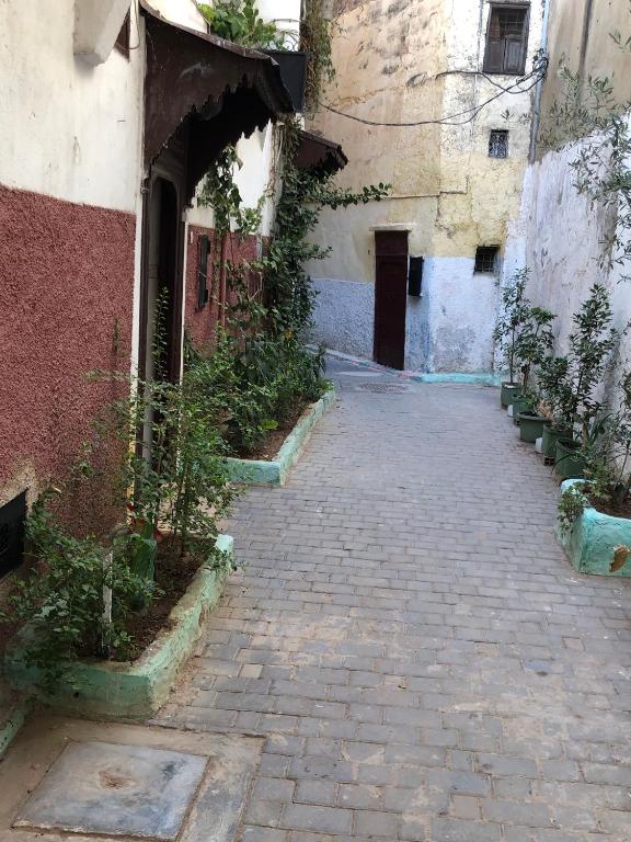 Edificio en el que se encuentra el hostal o pensión