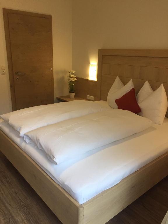 Postel nebo postele na pokoji v ubytování Hotel Garni Ingeborg