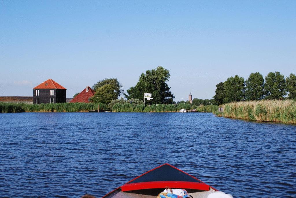 una persona en un barco en un cuerpo de agua en Hoeve Meerzicht, en Monnickendam