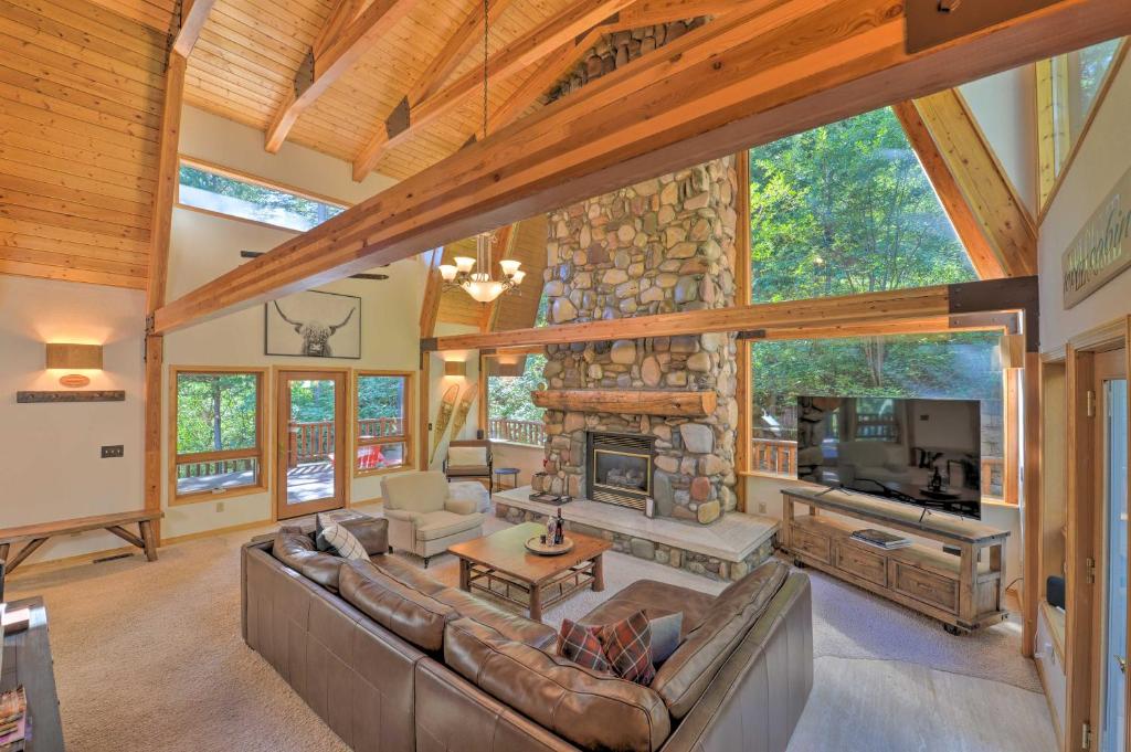 Posezení v ubytování Wild Huckleberry Alpine Cabin Fireplace and Deck!