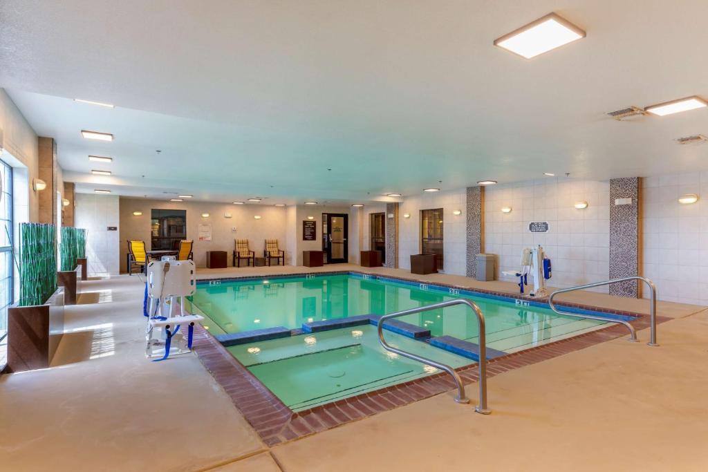 Bazén v ubytování Best Western Plus Red River Inn nebo v jeho okolí